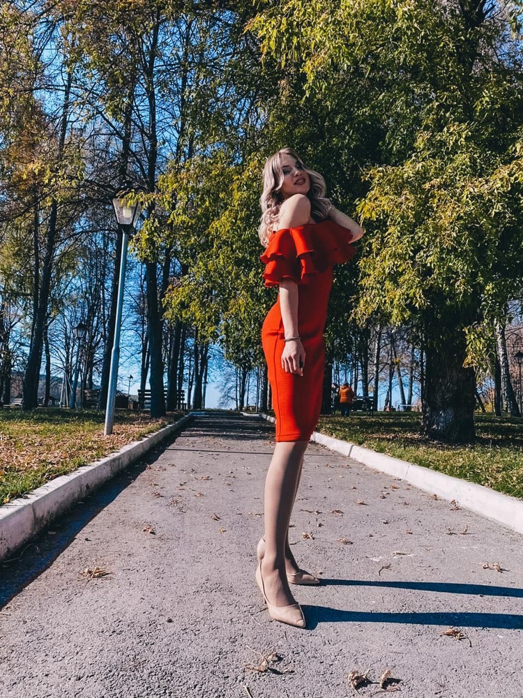 Шикарное платье, незначительно больше выбранного размера, что только на пользу. Почти не мнётся, идеально на высоких. В восторге. 