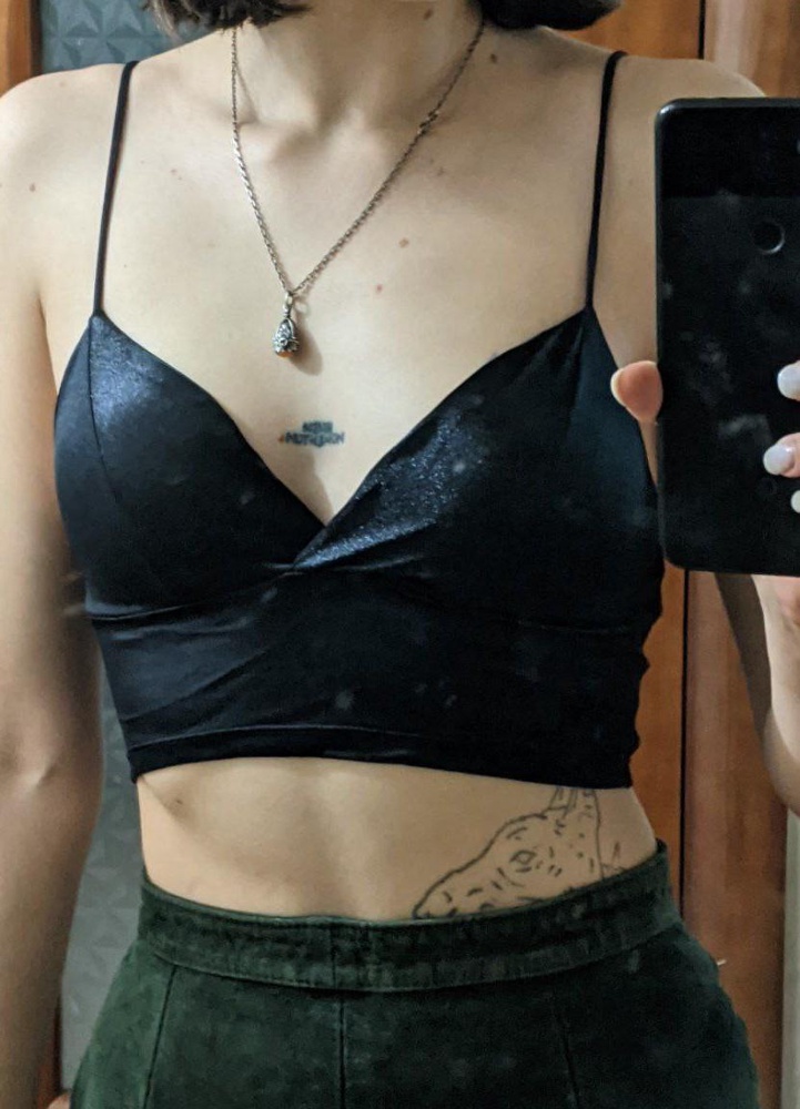 грудь 86, обхват под грудью 75
село как-то несуразно, "драпировка" посередине адекватно не ложится, топ кажется кривым и косым, чашки не вытащить.
сзади выглядит грубо, по бокам торчат кусочки внутренних швов... жутко притягивает зацепки.
один плюс - стоит почти так же, как и на алике))
имеет смысл заказывать несколько, если уж очень хочется. может повезёт и приедет не кривое нечто