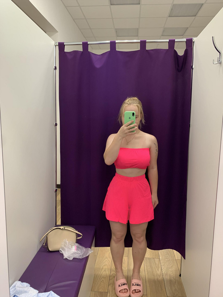 Прекрасный костюм. Сел прям шикарно. Ткань приятная к телу. Советую к покупке.