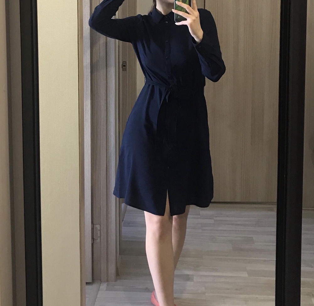 Прочитала комментарии о том, что платье маломерит, заказала на свой 46 размер 50 и оказался как раз. Спасибо комментариям, платье хорошее, приятное к телу, но сильно мнётся :(