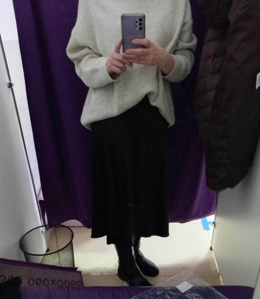 Отличная юбка, швы ровные, сидит отпад, качество норм., я довольна, заказала ещё в сером цвете. На рост 175 от74, об102