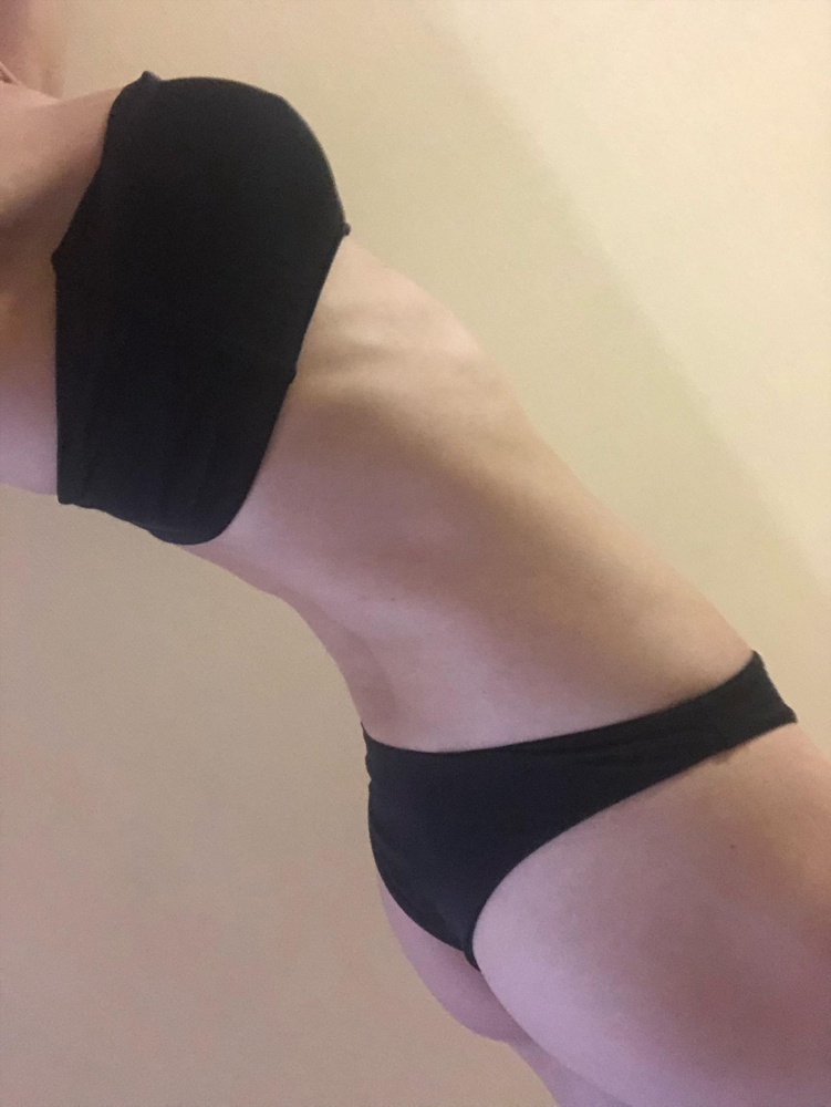 Купальник классный, базовый, выкупила. Чашечки вытащила, они никак не закреплены и смещаются. Но, одно НО—девушки, почему среди вас есть такие свиньи?! Лиф был грязный, скорее всего его примеряли до меня не сняв обувь, на трусиках не было защитной наклейки и были белые следы 🤦🏼‍♀️🤦🏼‍♀️🤦🏼‍♀️ откуда берутся такие дуры?????!!!!  в пункте примеряла на одежду 🤮 купальник нужен был срочно. Дома постирала, осталась довольна! 