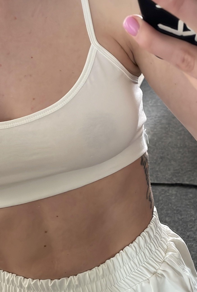 Абсолютно прозрачный топ. Завтра пойду сдавать (( До этого брала такой черный комплект, там все идеально, ткань плотная и нареканий нет. Видимо, производитель заменил ткань на более дешевую. Ну это же кошмар((