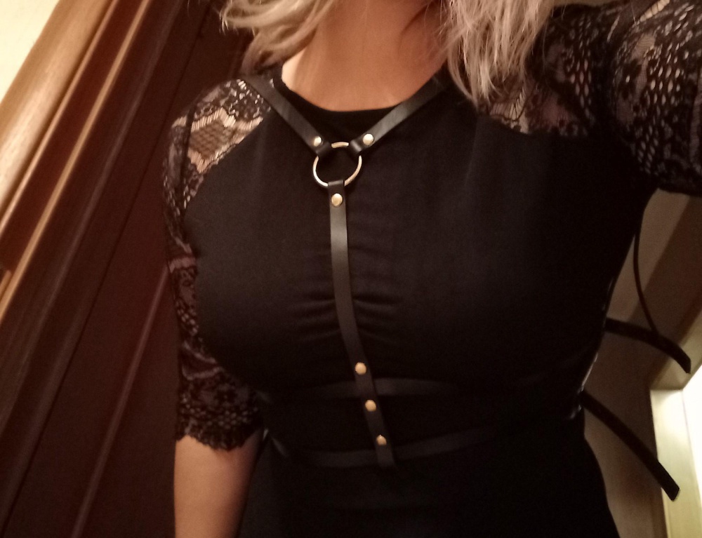 По размеру очень всё подошло, сидит приятно, но мой выбор носить её задом-наперёд :)