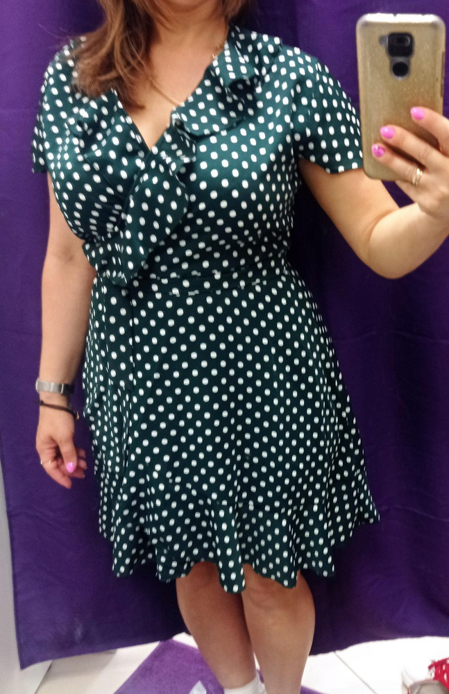 Заказала два платья,разных цветов. Темно зелёный выкупила, смотриться достойно.