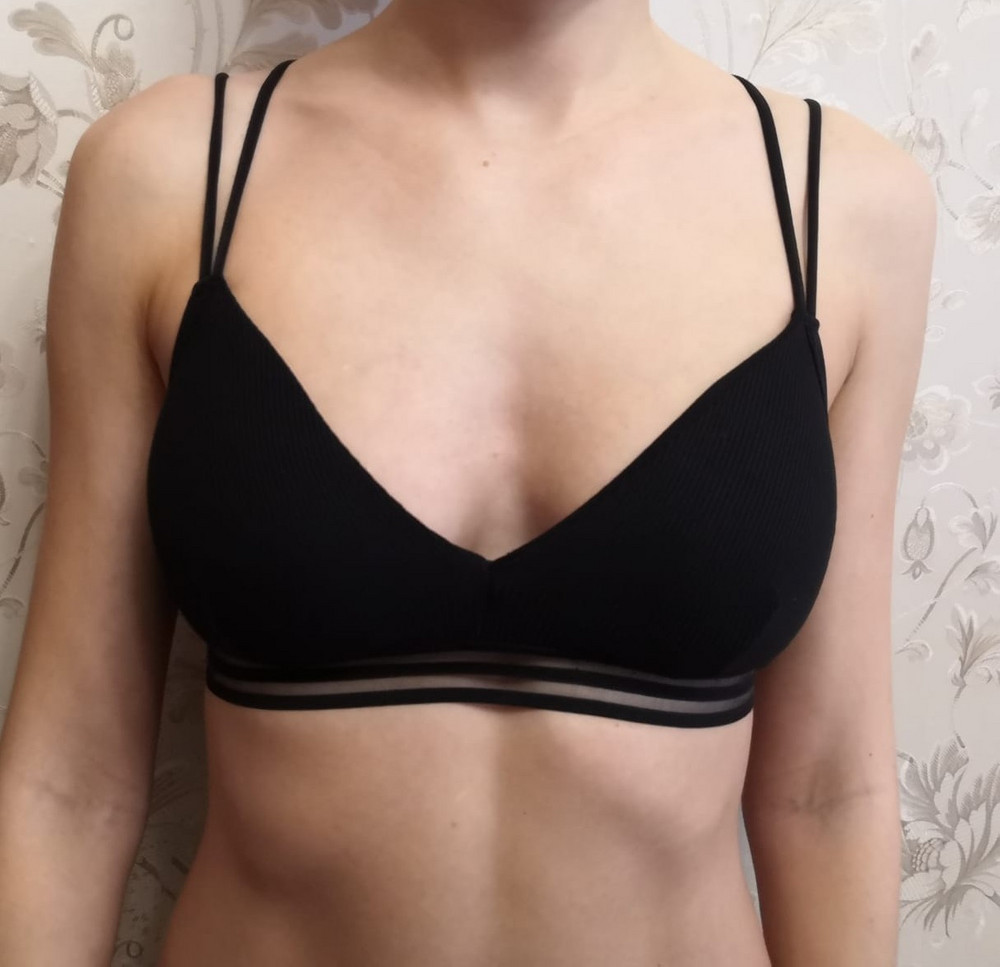 А вот и мой замурррчательный отзыв 🥰
Топ просто замечательный, очень приятный материал, ничего не давит, очень удобный.
Мой обхват груди 84, ношу всегда 42 размер,мне подошёл идеально.
Спасибо вам)