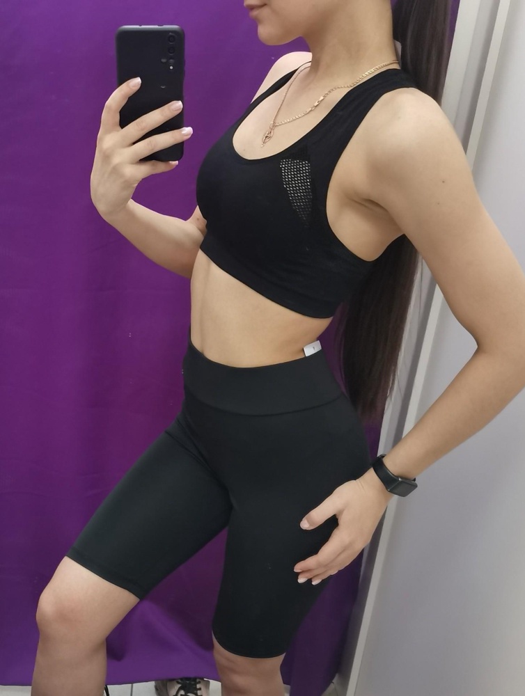 Тор хороший, казалось бы мог быть идеальный, но нет) Почему то производитель посчитал нормальным в чёрном топе сделать белые чашки. Но тогда хотя бы дырок бы не делали, через которые видны эти чашки, и тогда бы проблемы не было. Но нет, надо ещё и дырки сделать, чтобы чашки не в тему светились белыми пятнами! Как будто специально сделано, не может же быть все прекрасно на 100 %.  Топ забрала, т.к. он удобный, сел прекрасно, мягко. Параметры 83/63/89, рост 159. Ношу размер s обычно. Ни чего не топорщица и не давит. Не так просто найти это. Только подставу с белыми торчащими чашкми буду думать как решить, возможно заменю сама на чёрные.