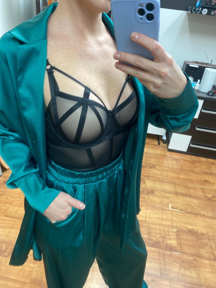 На 42р,  рост 165 - 75С сел отлично. Пушапа лично мне можно было и чуть больше) Присутствуют небольшие заломы на чашках ( практически  незаметны) 