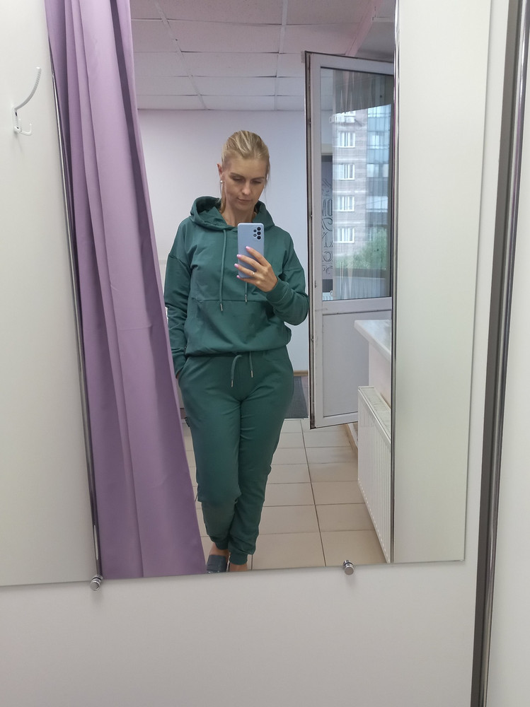 Выбирала по отзывам костюм. Соответствует описанию,пиилел хорошо упакованный,цвет немного отличается,красивый.На 44 размер взяла М,сел отлично,свободный в меру.На рост 165 чуть длиноваты брюки,но за счёт резинки это незаметно. Ткань х/б,лёгкий.Очень довольна покупкой.Надеюсь после стирки вид не потеряет.Спасибо за быструю доставку!