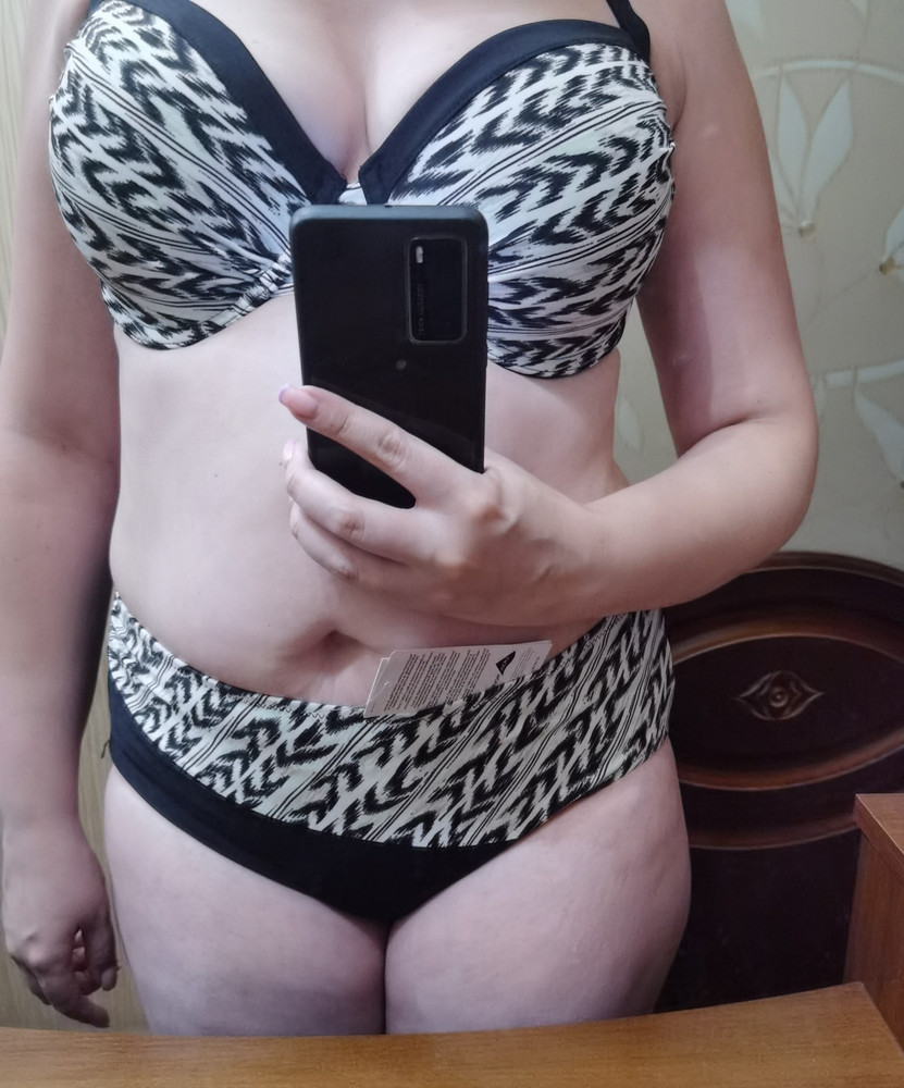 На свой 80Е взяла 80Е. В размер. Качество отличное. Расцветка не просто черно-белая, а с бедно-зелёными вкраплениями. Лиф шёл отдельно. К нему отдельно заказала плавки. Получился хороший комплект по распродаже.