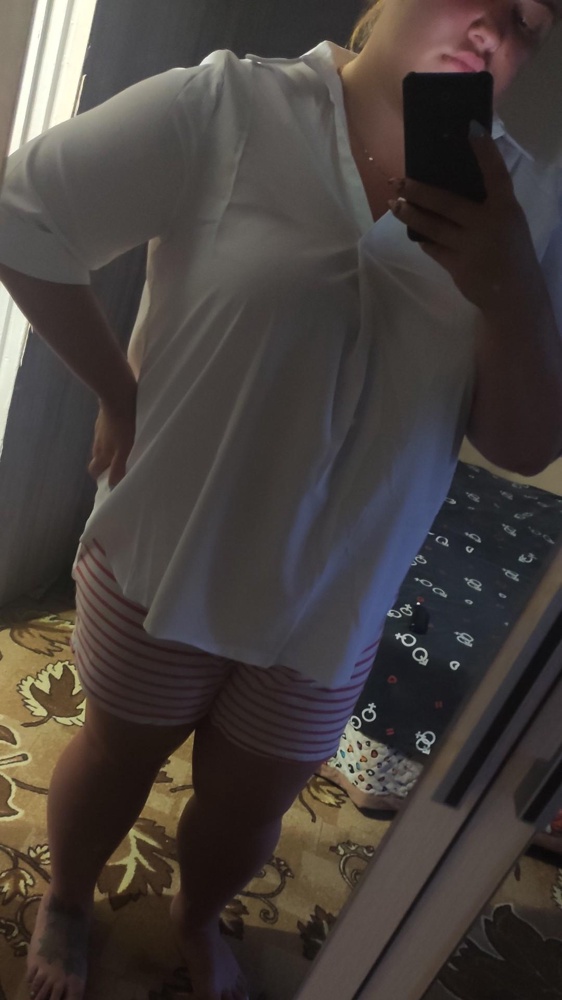 Я заказывала две одинаковые блузки, но почему то одна из них маломерит, размер один и тот же, в районе груди образуется сборка, рукова узкие и короче в отличии от другой блузки,воротник колом стоит,качество ткани мне очень понравилось, к телу приятная, да и фасон мне подошел, но косяк с размером, к сожалению придется от одной отказаться. Прошу не учитывать в процент выкупа.