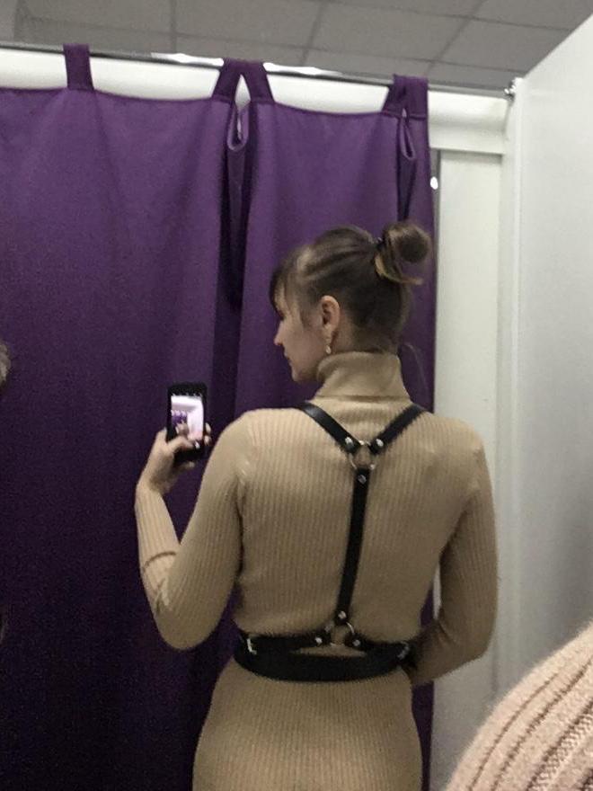 Размер точный. Собрать не составляет никакого труда (как пишут). Есть запах , но со временем выветривается.