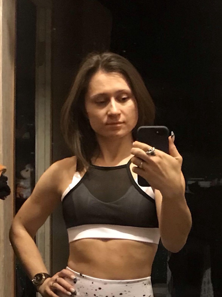 Довольна топом как слон!)) Материал плотный, держит отлично, внутри вставки, которые можно вынуть. Сеточка тоже держит хорошо грудь, а просто не создаёт видимость. Удобный, так что советую)