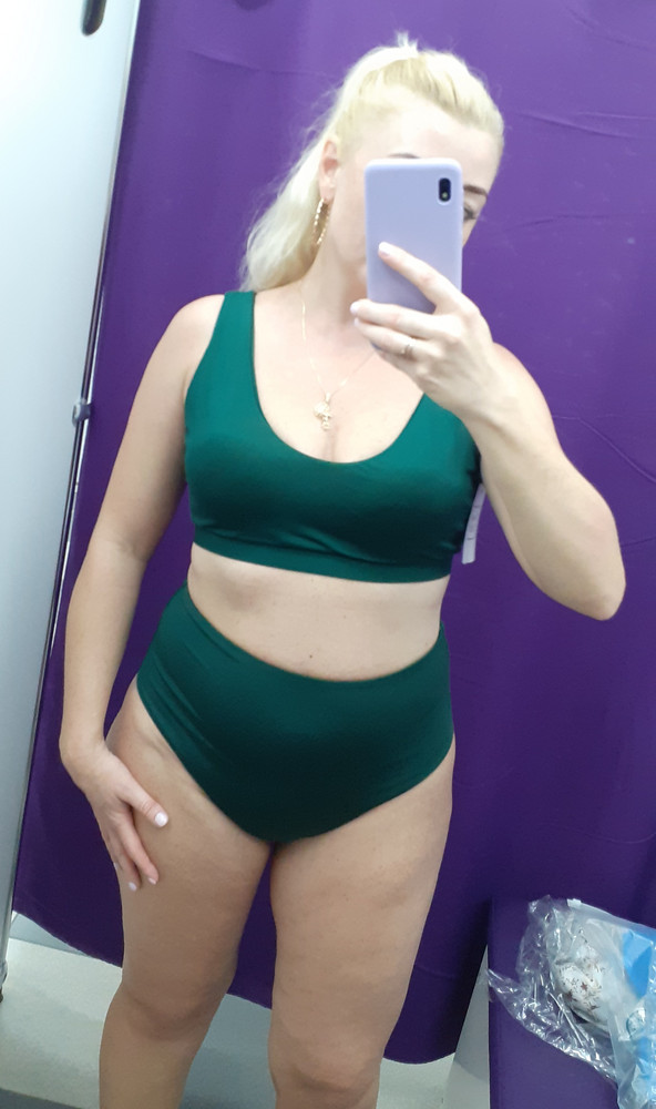 все село хорошо, даже симпатично, но мне неудобно было, как в скафандре. Чашечки в лифе довольно массивные. Трусы взяла, а лиф не стала)