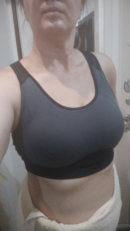 Топ отличный. Держит большую грудь хорошо. Взяла для послеоперационного поддержания и компрессии. Справляется на отлично со своей задачей. Пришёл быстро. Размер подошёл. Взяла L на свой 48. Чашечки удобные, можно будет их и убрать. Потом в тренажёрном зале так и буду делать. Можно их оставить для бега самое то. Покупкой я довольна.