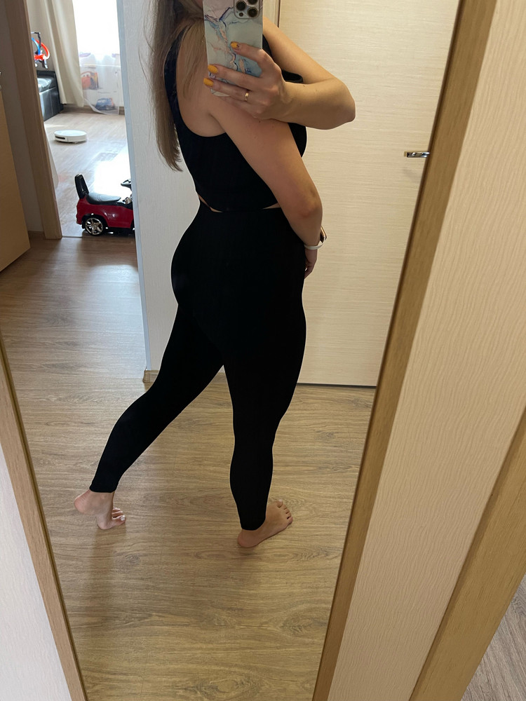 Отличный топ! Я обожаю, когда все продумано до мелочей, в данном случае и упаковка и даже этикетка👍 шикарное качество! Ткань плотная, комфортная к коже, отлично держит грудь. Довольна на все 100. Конечно, не смогла не взять в комплект с леггинсами. Хочу теперь и велосипедки)) Размерной сетке соответствует.