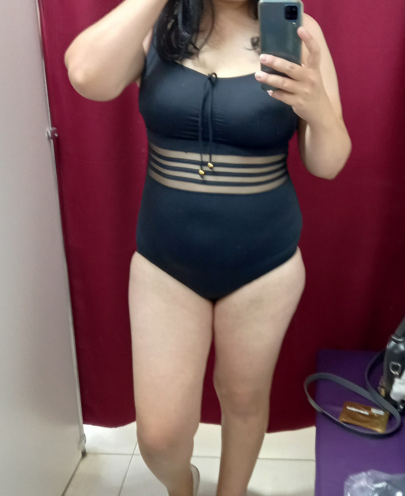 Купальник спереди очень красиво сидит и скрывает все недостатки. Но неудачный вырез спины для толстушек. И застёжка сзади которую очень трудно застегнуть. В подарок положили патчи для глаз.