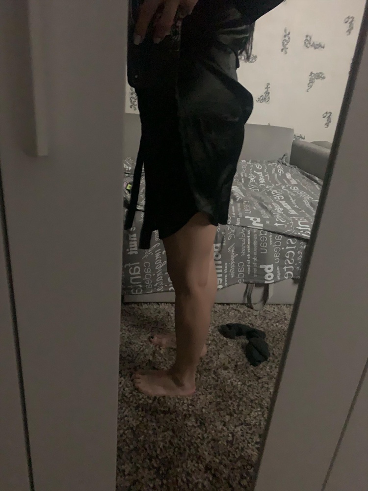 Понравился. Соответствует описанию. Приятный, легкий, черный. Без разрывов, или брака. На мой маленький рост 160-  не короткий. Рекомендую.