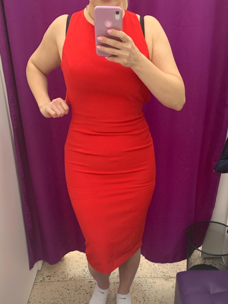 Платье хорошего качества, на подкладке , 46 оказался чуть маловат .. ну тут больше не устроило то .. что лямки торчат .. или рост выше должен быть 