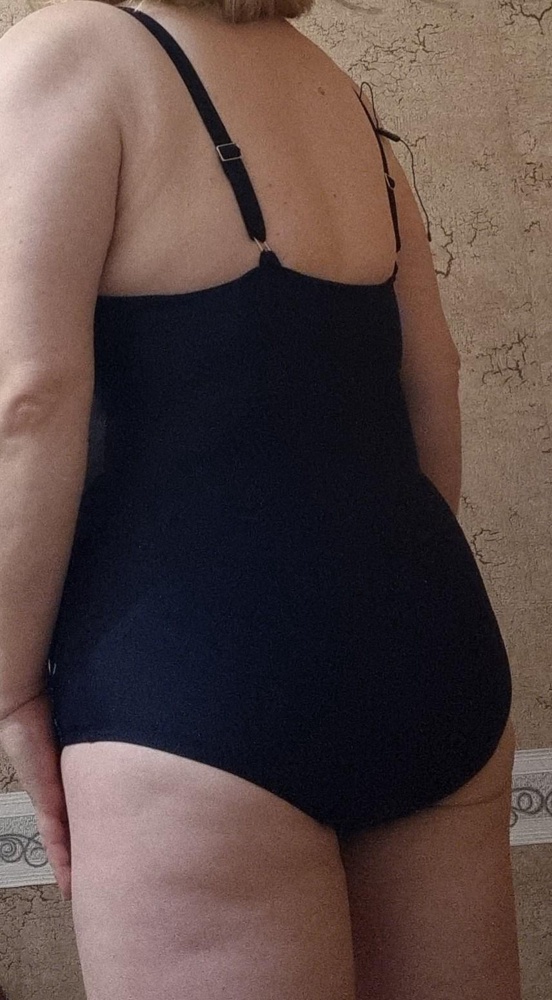Купальник хорошего качества. Плотный. Хорошо моделирует полную фигуру. Сняла звезду за то, что грудь расплющивает и поролон в лиф вшит, не вынимается. Параметры относительно стандартные: 110-85-105, размер 52 как раз.