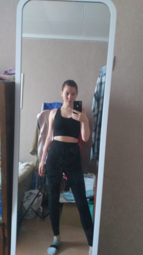 Очень хороший спорт.костюм! Превзошёл все ожидания. Он плотный, топ не плохо держит грудь, а кофта ч длинным рукавом новая любовь. Рост 172 показалось что М немного маломерит.