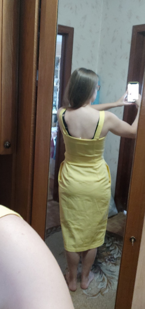 Ткань хорошая, достаточно плотная. Мнется мало, после стирки без заломов.
На большую грудь хорошо садится.