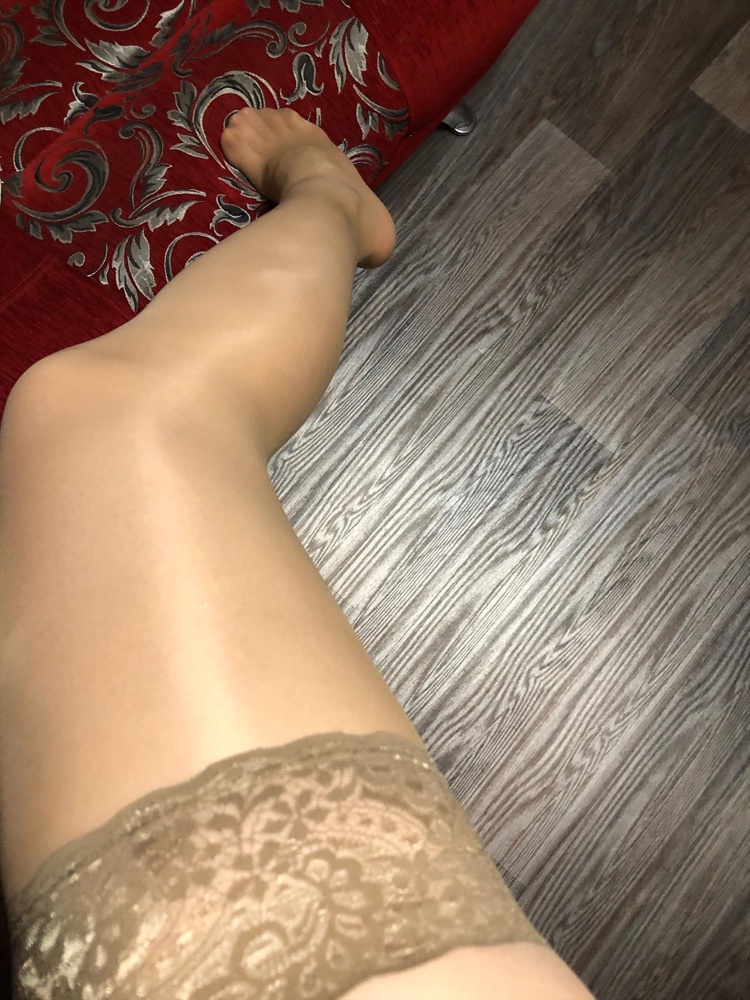 Отличные чулки. Походила, потанцевала минут 12-15, не сползли. Без затяжек, без стрелок. Ещё с цветом не ошиблась, боялась, что карамельные может быть желтее привезут чем обычные бежевый, но нет. С размером тоже не ошиблась (рост 176см). Все идеально. Спасибо производителю и доставке.