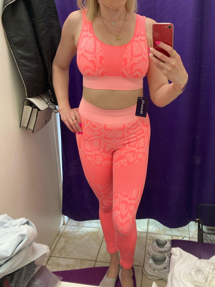 Я поставлю все звёзды, но если честно не поняла этот костюм: как будто не соответсвует размер верха и низа, не знаю но что то не то. Качество пошива безупречно! Ткань плотная, но приятная. Цвет красивый. Возможно, топ для моей груди 3 размера все таки маловат, но если размер заказать больше, то будут большие лосины… жаль что нельзя приобрести в разнобой, тогда бы я точно купила.