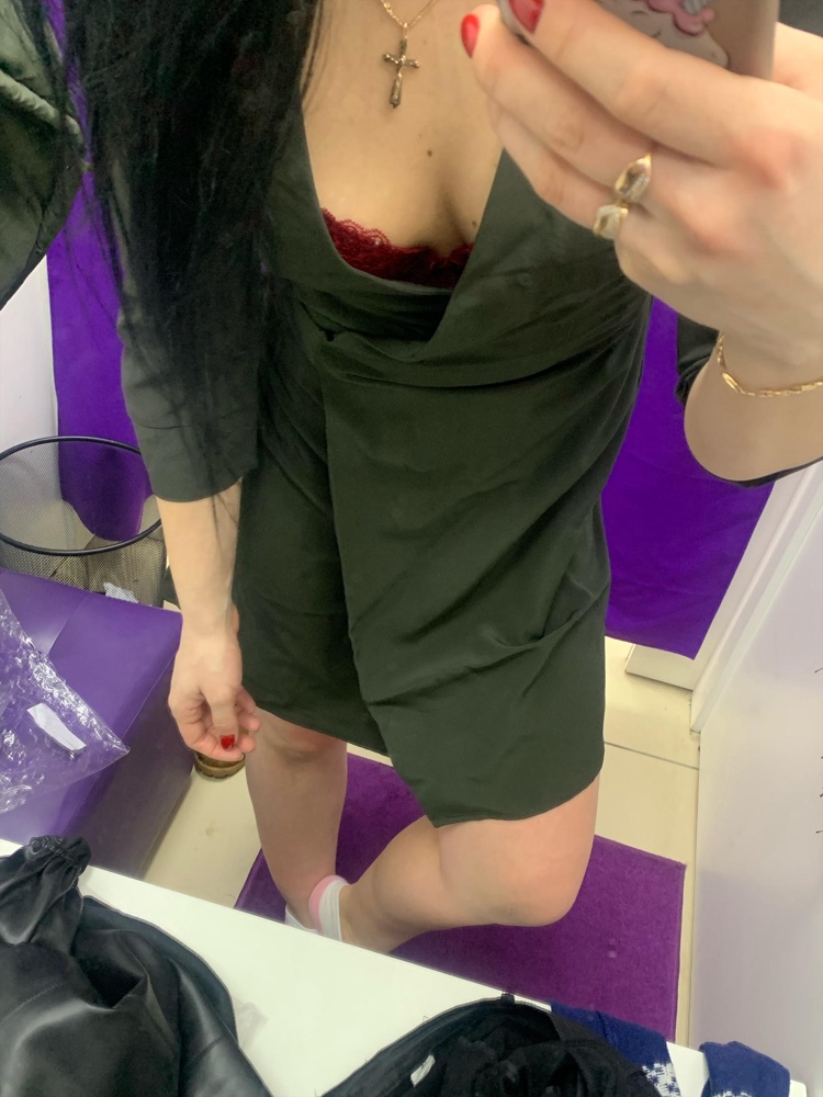 Мрак полный. Несоответствие размера полное. Грудь наружу,длина на 160 короткая ужас и качество ткани просто пипец.