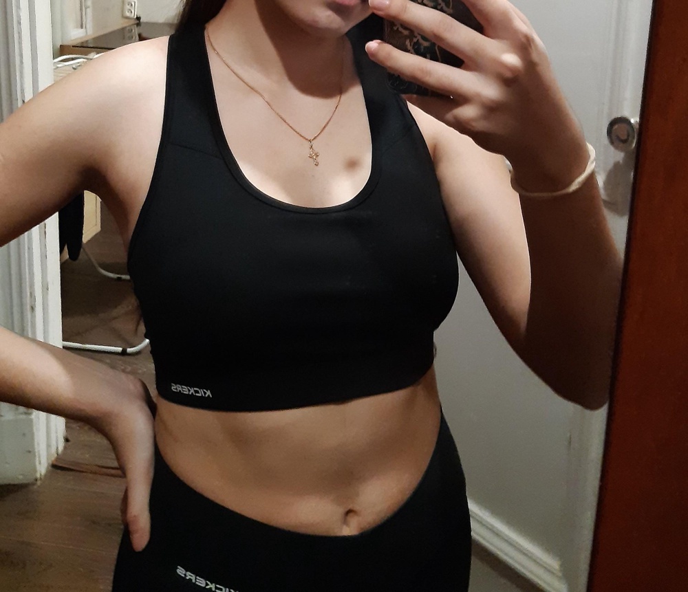 Топом довольна. Ткань приятная. Решила заказать 46 размер на ОГ 94. 44р. был бы мал, но и 46 как будто чуть-чуть большеват. Но все же, все устроило!