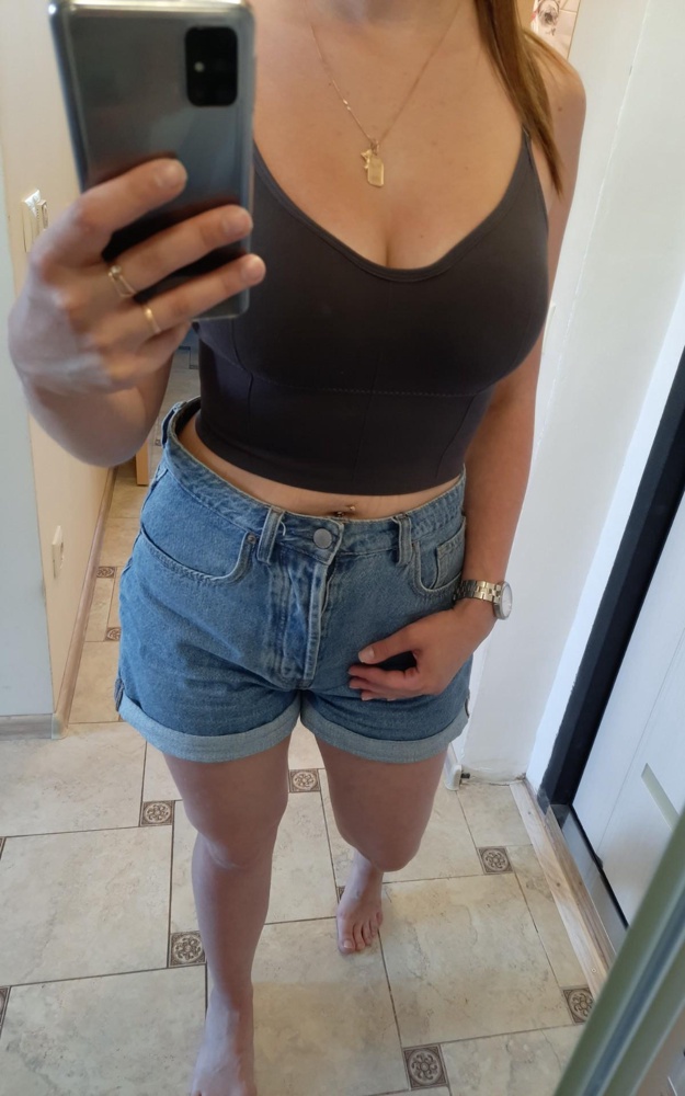 Топ классный, сидит отлично, в обтяг).на фото с подкладками, удобно,в темном цвете их не видно совсем.