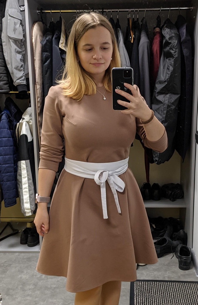 Потрясающее платье, ткань плотная, как раз для осени-весны, и оно действительно стройнит ^^
Карамельный цвет - лучший для офиса, спокойный и приятный. 
На параметры 91-70-96 решила взять 46 и он идеально подошёл (каплю великоват на талии, но пояс все решает).
На рост 150 длина чуть ниже колена, длинновато, но смотрится красиво.

Спасибо! Обязательно закажу ещё в другом цвете :)