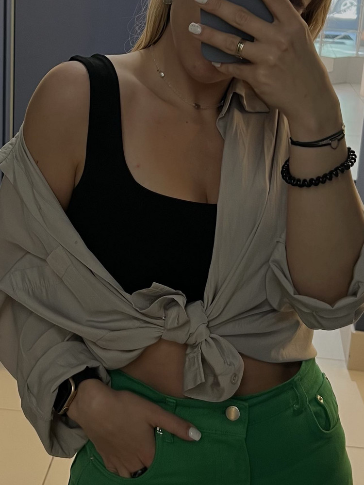 Идеальный топ 😍 Давно искала такой! Комфортный материал, выгодный квадратный вырез спереди и сзади и удобная резинка по низу, которая не давит. У меня чёрный, хочу ещё фуксию) все лето в нем! В остальные сезоны отлично подойдёт как база под рубашки и жакеты👍🏻