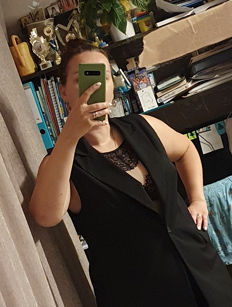 Шикарный халтер! Очень рекомендасьен. Ношу 90С, но 85D прекрасно подошел. Жду трусишки.