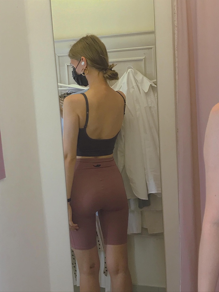 Замечательный топ: приятный цвет, не короткий, лёгкий. Чашечки пришли без дефектов, это радует. По размеру подошёл, на маленькой груди смотрится тоже хорошо. Беру для спорта, идеальный вариант на жару 💪🏻