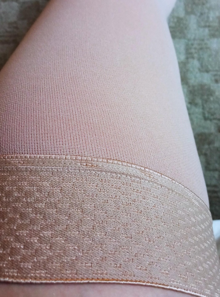 Качественные, до этого брала этой фирмы дешевле в 2 раза, у тех было качество хуже, зацепки быстро появились, но были в фирменной упаковке, эти очень приятные, но пришли просто в пакете, на пакете нет названия фирмы и несоответствие степени компрессии с указанными при заказе, рост очень большой, мне не подошли на 160, обидно, ведь понравились, но нигде не написан рост... Купила за 1200