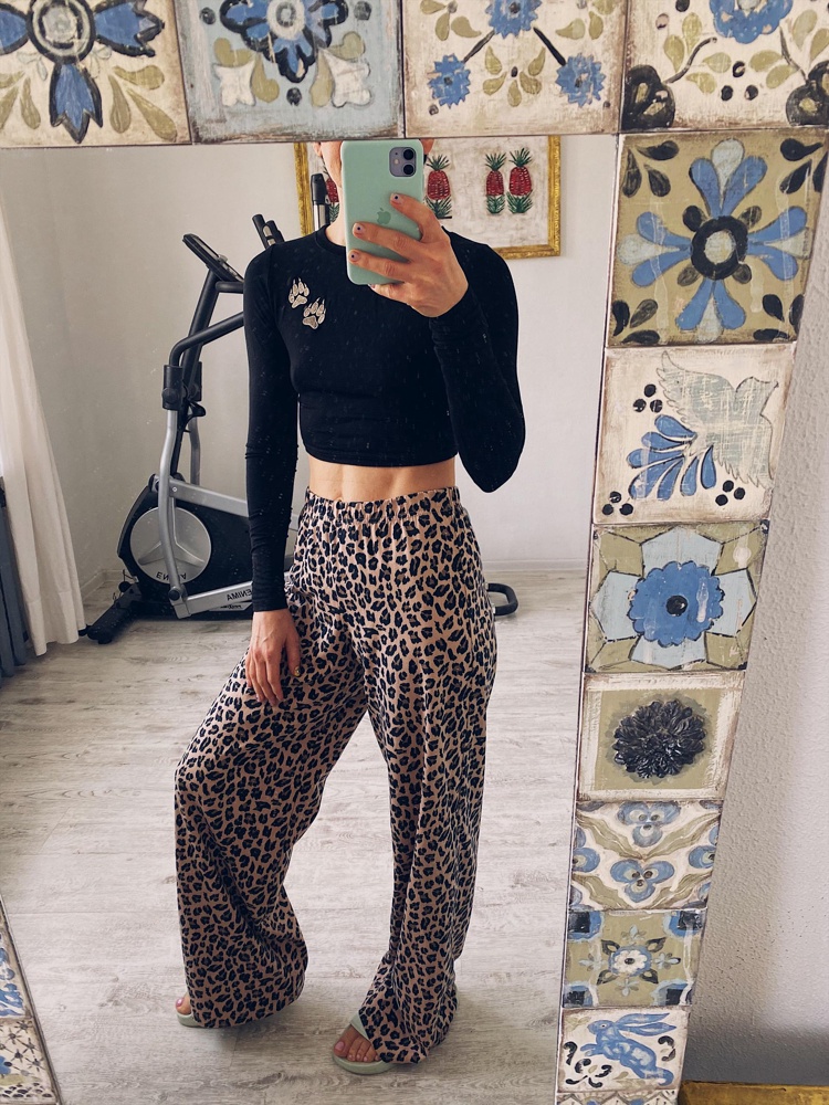 На мой рост 158 см взяла размер S, штаны чуть длинноваты, но мне нравится именно так. Резинка на поясе не давит, трикотаж отличный. Крой штанов очень удачный. Нужны были именно такие широкие. Из недостатков верха отмечу (как и предыдущие) узкие рукава. На более полные руки будет не очень комфортно.      