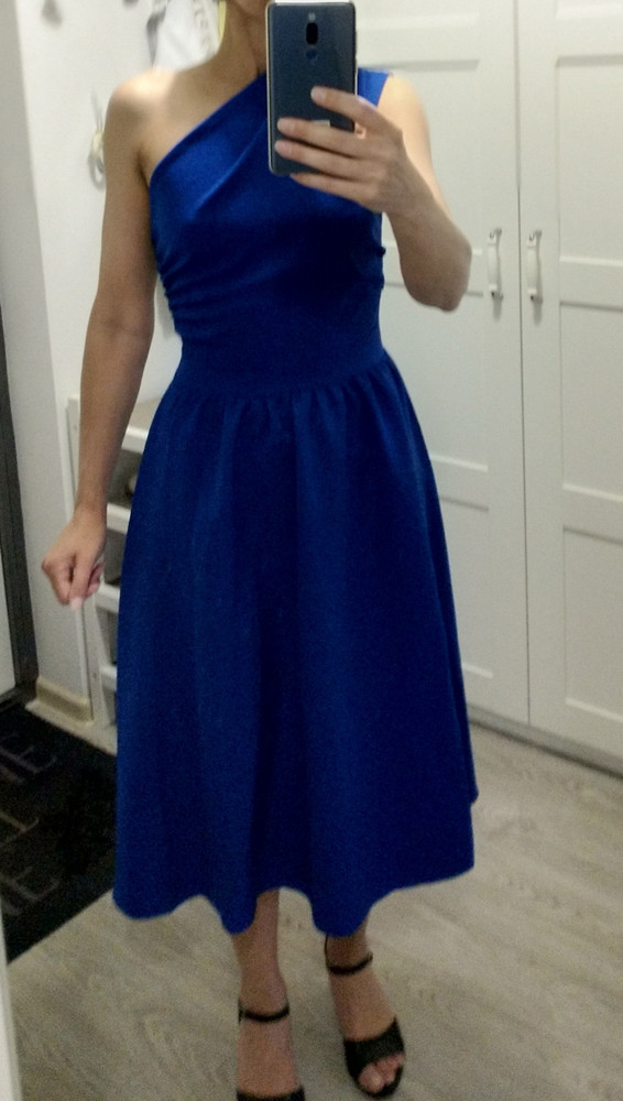 Платье понравилось.  Качество шитья хорошее,  швы все обработанные,  замок вшит аккуратно. Ткань - синтетика. Цвет синий яркий.  Его ещё называют королевский синий. На мои параметры ОГ89, ОТ65 размер 44 в самый раз.  В талии комфортно,  в груди так как и хотела ( на фото без бюстгалтера).  Длина на рост 168 по середину щиколотки.  Модель простая,  но выглядит достаточно элегантно. Все понравилось,  единственное,  цена могла быть и поменьше  (я купила за 2 155 руб.) 
