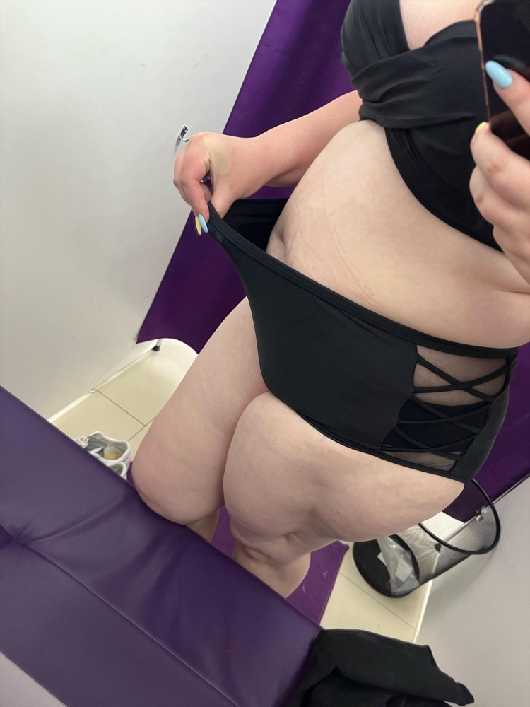 Всем добрый день! ОГ - 109 см, ОТ - 97 см, ОБ - 115 см. Ношу 52-54 размер одежды, купальник заказала 54 размера, цвет чёрный. Сел идеально, в груди хорошо (если лямки подтянуть, то грудь будет хорошо стоять, но я торопилась поэтому мерила как есть). Плавки, если что, мерила на своё нижнее белье. В животике сидят плавки свободно, не туго. Но если у вас объёмы меньше, чем у меня, то стоит заказать 52 размер (однако бюстгальтер может оказаться мал, у меня 4 размер груди и лиф на 54 размер сел очень хорошо, на 52 размер был бы мал). Поэтому если у вас большая грудь, а талия и бедра маленькие, то этот купальник вам не подойдёт, лучше искать модели, где можно купить отдельно бюстгальтер и отдельно плавки. Товар пришёл быстро. Качество хорошее, прошит хорошо, нитки не торчат. Лямки регулируются. В плавании ещё не пробовала, но думаю будет хорошо. Надеюсь мой отзыв будет полезен! В целом рекомендую данного продавца.