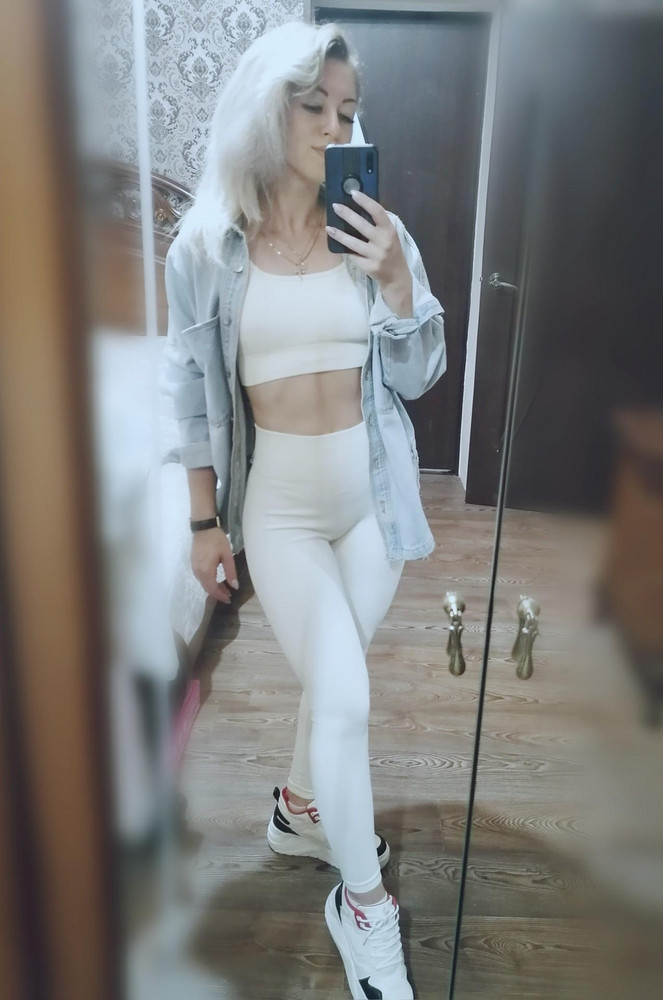 Хороший топ, но туговат мне показался, хотя верх всегда S беру. Чашечки вынимаются.