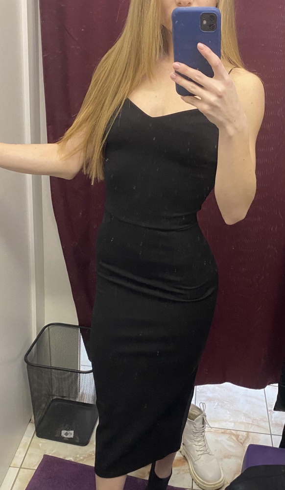 По параметрам подходило xs,но прочитав отзывы закала s.При выборе платья нужно быть максимально честной с собой ,так как платье подчёркивает ВСЕ!Что нужно и что не нужно тоже))Ткань платья очень плотная,хорошая!Единственный минус-молния(Первый раз застегнула и расстегнула с трудом,но думаю просто нужно разработать ее 