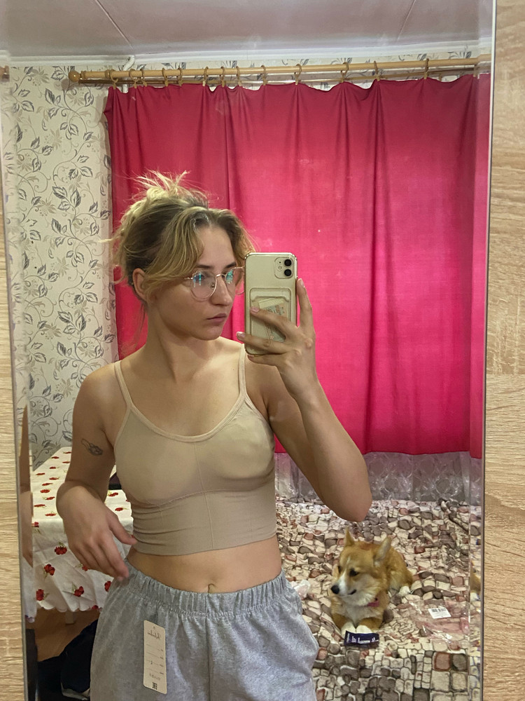 топ хороший за такую цену, но если придираться, то подкладки эти (поролон) очень помятые, в бежевом цвете выглядит страшно. Без них просто супер, ничего не передавливает, не мешает