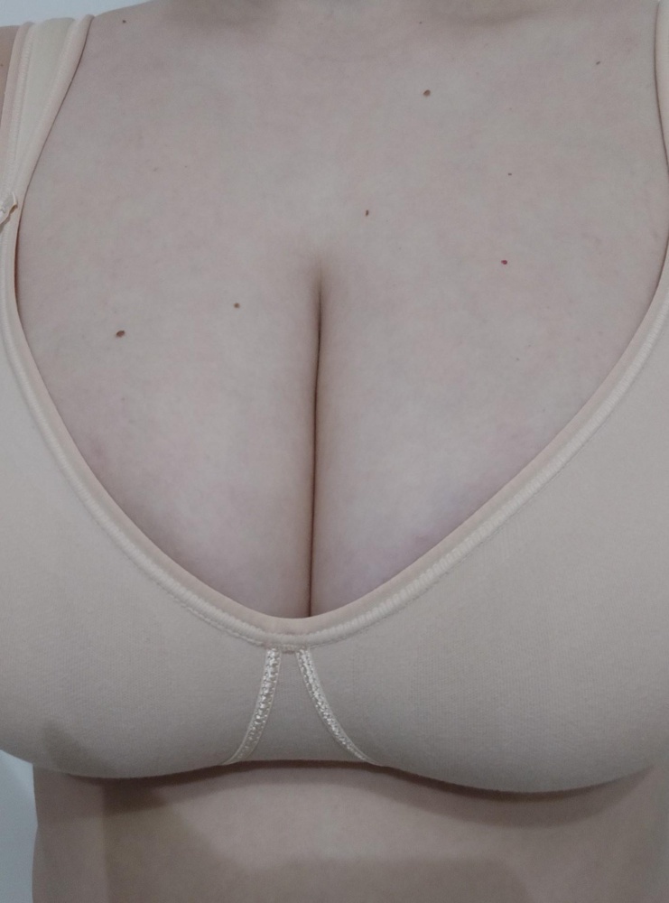 Объем под грудью 86 ОГ105  мерила размер 75F (черный)тоже неплохо было, но не так свободно как в этом, спасибо девочкам за отзывы.. Ожидаю что быстро растянется,и пока не стирала, купила сегодня, сейчас в нем удобно, не давит. При наклоне вперед подружки🤗 надежно спрятаны) ничего не вываливается... А это главное ) Лямки мягкие, сзади можно как и в обычном бюстике добавить высоты.