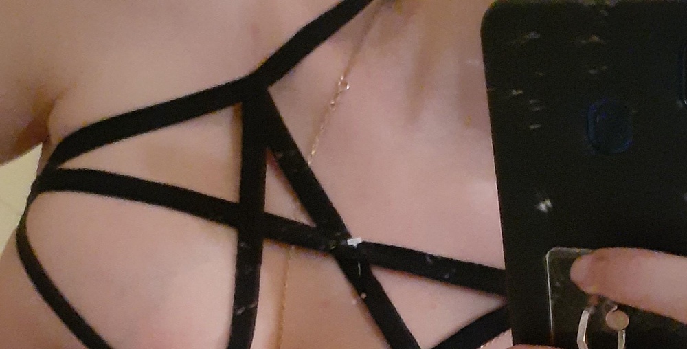 За свою цену конечно сойдет. Но думала будет качественнее, стыки полос наверное надо сшить а не этими штуками для этикеток соединять.  Вроде красиво но странно. Минут 20 разбирали как одеть ее