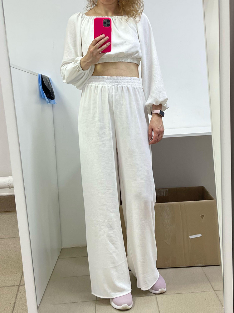 Несмотря на то,что не решилась оставить из-за голого живота и чуть маловатой проймы для меня в случае ношения без спущенного рукава,костюм очень эффектный. Ткань хоть и содержит синтетику очень приятная к телу. Бежевое белье и тогда ничего точно не просвечивает. Рост 178см,длина брюк достойная. ОГ 96 см ,ОБ 98 см. 