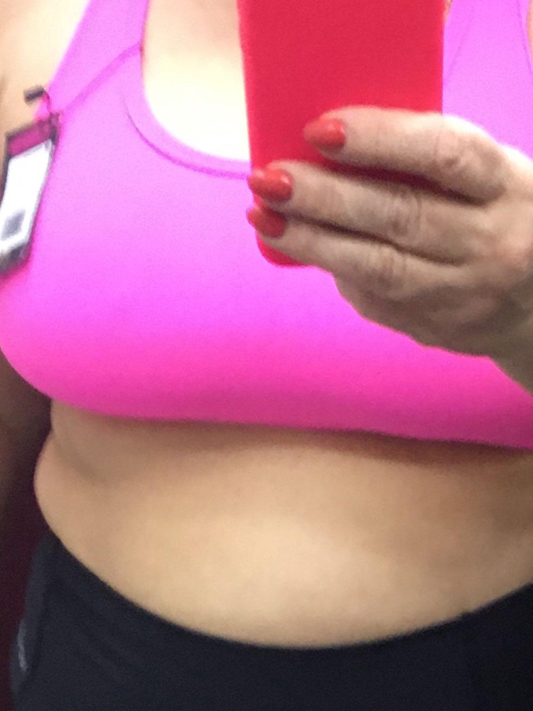 Очень яркий, сел хорошо , но как писали ранее видны соски- отказ.