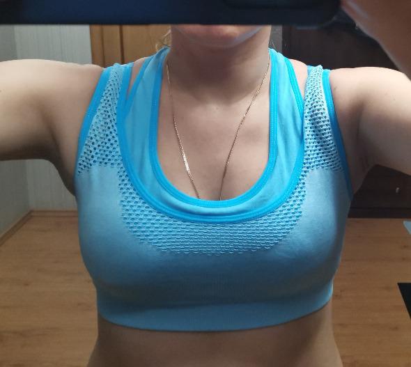 Топ хороший, но маломерят. Прочитав отзывы, заказала на размер больше, но можно было заказать ещё на размер больше: очень плотно прилегает. У кого большая грудь, будет сильно плющить