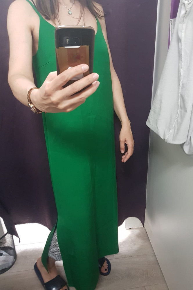 Сарафан отличный! Не ожидала)). Пошив на 5. Ткань умеренно плотная, тяжёлая. Фасон лаконичный, стильный. На рост 165 длина то что надо. Цвета красивые. Не смогла выбрать, взяла сразу три!!)) и не пожалела. Очень нравится. Цвет охра, фуксия, зелёный. Рекомендую. 