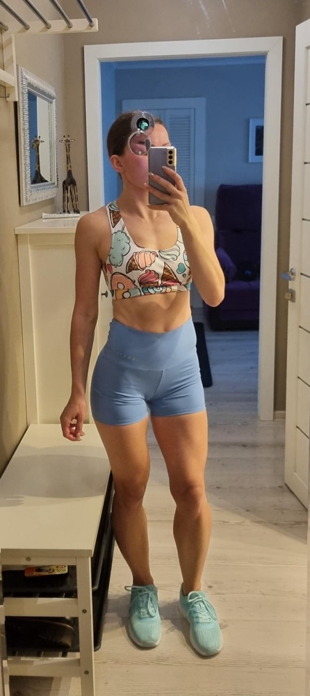 Шорты офигенные!!! Мало того, что они красивые, необычные, цвет классный, садятся хорошо по фигуре, так еще и мега удобные! И цена смешная! Во время тренировки сидят как вторая кожа, ничего не давит,  не скатывается, просто идеальные!!! На мне S, параметры 87-64-94, рост 163. Большое спасибо производителю за такую качественную и стильную спорт одежду! Купила еще шорты и два топа!))))