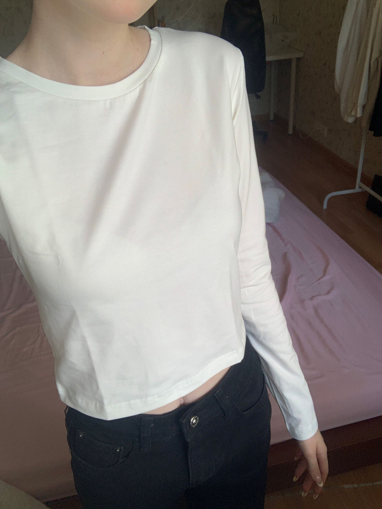 просвечивает, в талии слегка широковат, но я брала на размер больше по советам. на фотке xs . материал мне не очень понравился ощущается как синтетика, но в принципе неплохой